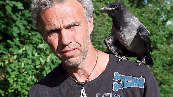 Krageungen Carlo tager en slapper her sammen med Ude og Hjemmes reporter Morten Nøhr Mortensen