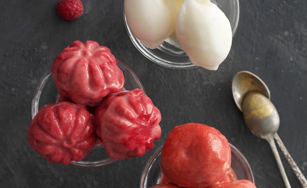 https://imgix.udeoghjemme.dk/media/websites/udeoghjemme-dot-dk/website2/2014/juli/27/tillaeg-is-og-kager/27-sommeris-med-frugt-612.jpg
