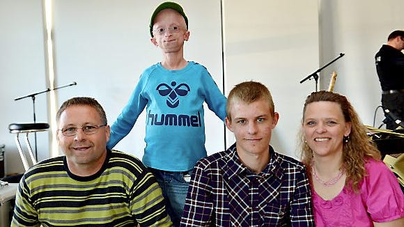 Jesper Sørensen og hans familie kan glæde sig til årets progeria-træf. Her er de fotograferet, til Ib Grønbechs støttekoncert for arrangementet. Fra venstre er det far, Niels, Jesper, bror Jacob og mor Jette.