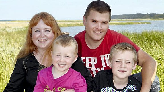 Nadja, Rene, Sebastian og Sakarias er samlet igen derhjemme.