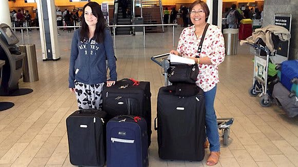 Stephanie fra Årgang 0 og hendes mormor, Merly, i lufthavnen på vej til Filippinerne-