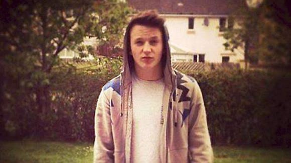 Josh Stewart blev kun 16 år. Nu bliver hans fortvivlede mor, Susan, forfulgt af onde breve.