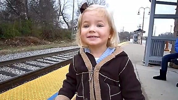 Madeline er ved at sprænges af forventning på perronen - på vej ud på sin første togtur.