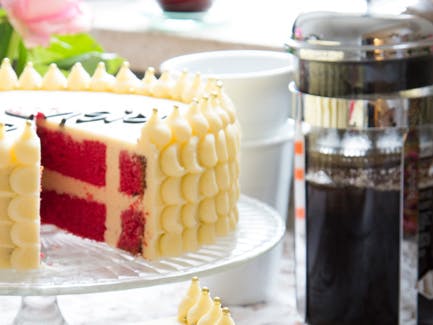 Fødselsdagskage med sandkage og smørcreme af Annemette Voss