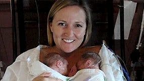 Kate med sine tvillinger. Ved et mirakel overlevede de begge.