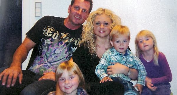 En lykkelig Glen og Heidi Mensel med deres tre børn, inden ulykken på Glens polterabend smadrede alt.