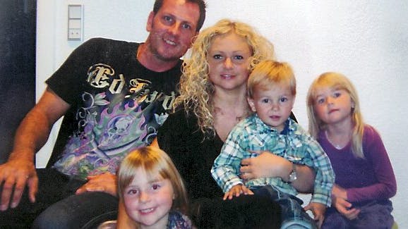 En lykkelig Glen og Heidi Mensel med deres tre børn, inden ulykken på Glens polterabend smadrede alt.