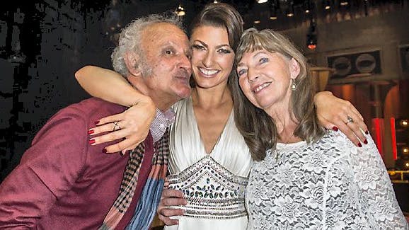 Strålende glad efter finalepladsen. Sara Maria med sin far og mor, Seid og Edna Mærkedahl.
