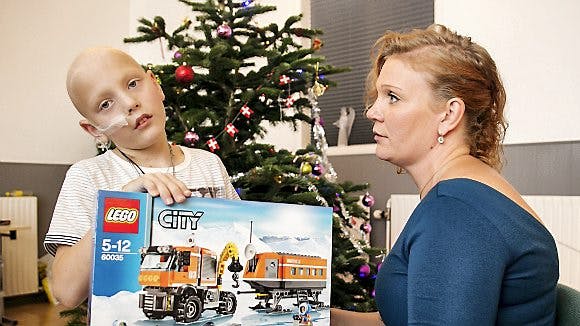 Simon fik masser af gaver på sin sidste juleaften i Skals Forsamlingshus. Han døde seks uger efter dette foto, hvor han sidder med sin mor.