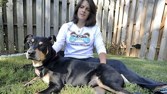 Jane har nu givet hunden Lazarus et godt hjem, hvor den bor sammen med hunden Tucker. - Han er en glad og god hund, lyder det fra Jane.