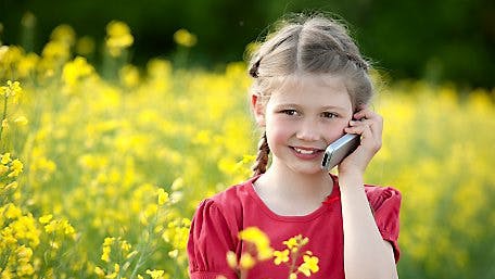 Børn er i snit ni år gamle, når de får deres første mobil. Der er dog en række faldgruber, som forældrene skal være opmærksomme på.