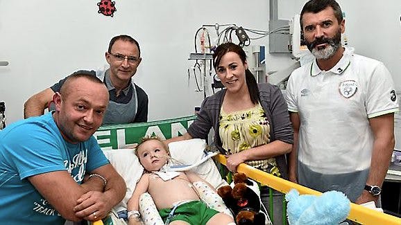 Lille Billy og hans mor og far, Eileen og Victor Goulding, fik besøg af det irska landsholds træner, Martin O'Neill, og hans assisten, Roy Keane.