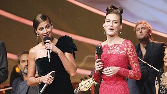 Andrea Elisabeth Rudolph på scenen i Vild med Dans sammen med Sarah Grünewald.