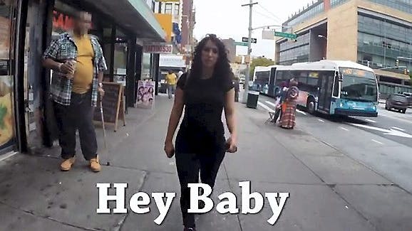 Shoshana kan tydeligvis ikke gå i fred på gaden. Se den chokerende video herunder.