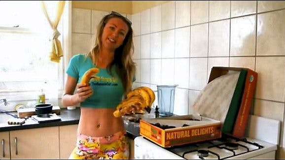 Australske Freelee har tabt sig ved at spise bananer.