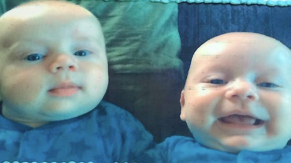 Kæmpe-tvillinger! Marius til venstre og Laurits til højre. Til sammen vejede de næsten 8 kilo ved fødslen.