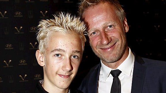 Paprika Steens eks-mand, Mikael Rieks, og deres søn, otto, på vej ind til Vild med Dans.
