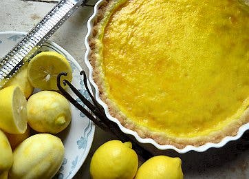 https://imgix.udeoghjemme.dk/media/websites/udeoghjemme-dot-dk/website2/2015/januar/04/mad/lone-landmand-frisk-citrontaerte/04-frisk-citrontaerte-362x260.jpg