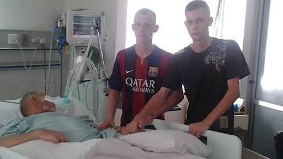 Morten og Henrik ved deres fars side på sygehuset i Kenya.