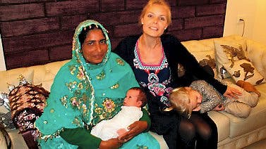 Linda sammen med sin indiske rugemor