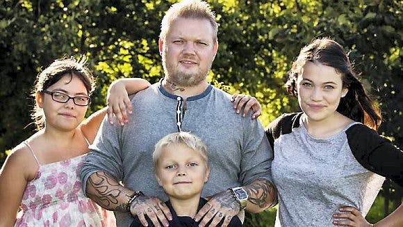 Stephanie med sin søskende Isabella og Tristan hjemme hos far, Christian.