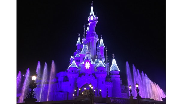 Lysshow foran Torneroses funklende slot i Disneyland Paris