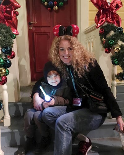 Journalist Anne-Sophie Jessen og hendes søn på juletur til Disneyland Paris.