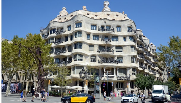 Oplev Gaudis unikke design mange steder i Barcelona -  her er det Casa Milà også kaldet La Pedrera.