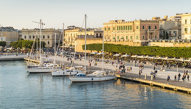 Siracusa er en af verdens ældste byer. Oplev den stemningsfulde by, når du rejser til Sicilien