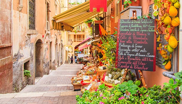 Oplev de hyggelige byer på Sicilien, her i romantiske Taormina