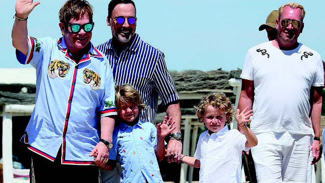 Elton John med sin mand, David Furnish, og deres to sønner, Zachary og Elijah, der er født i 2010 og 2013.