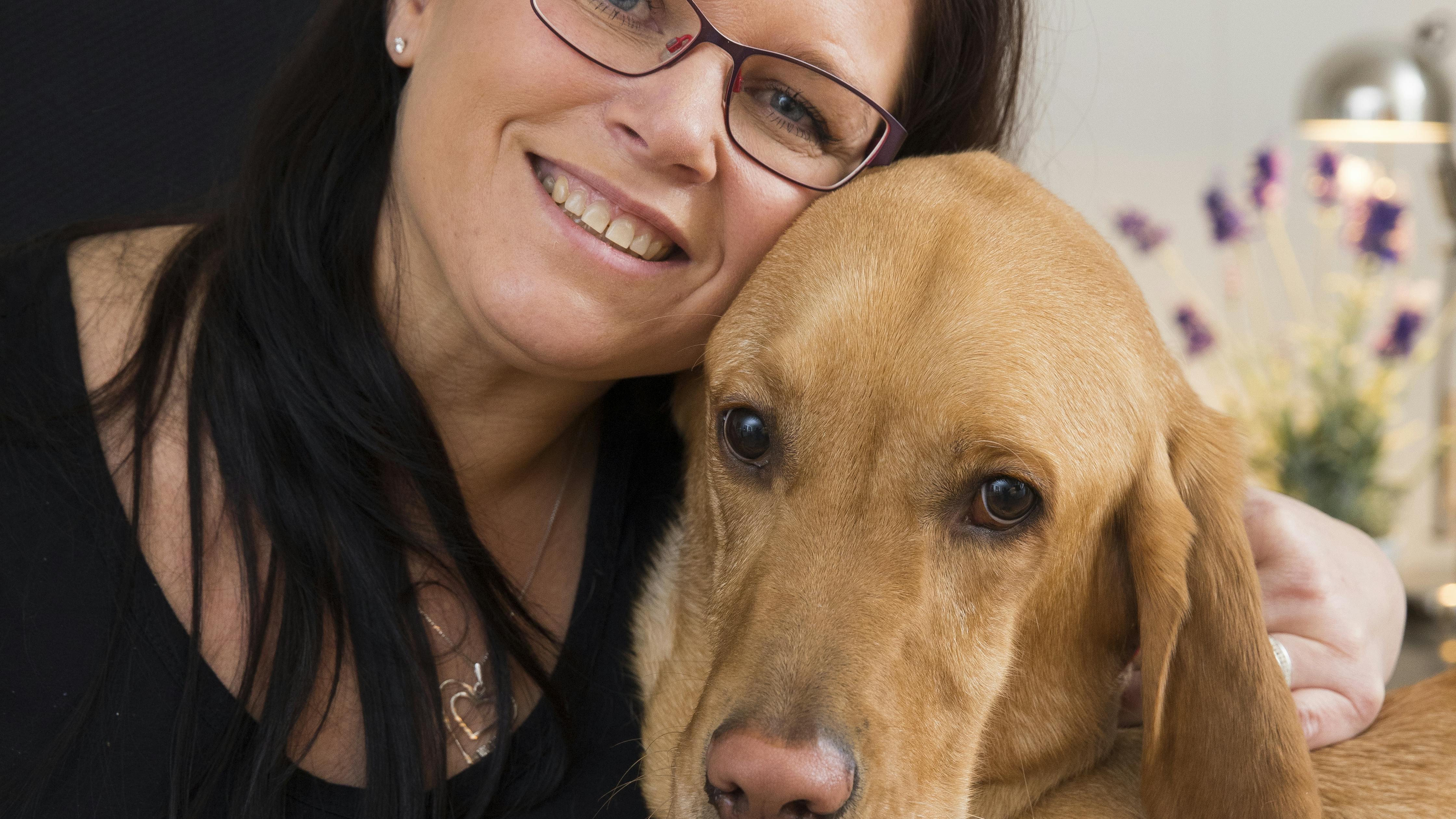 Servicehunden Flax og hans menneskemor Heidi