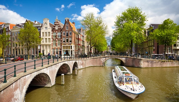 Tag på kanalrundfart i Amsterdam og nyd den hyggelige by fra vandet.